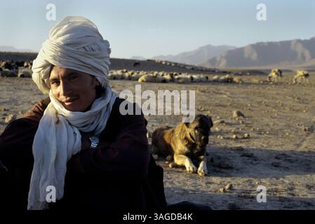 Juni 2005 - jalalabad, Uruzgan, Afghanistan - Afghanistan offiziell die Islamische Republik Afghanistan ist ein Binnenland, das sich etwa im Zentrum Asiens befindet. Die Politik in Afghanistan bestand historisch aus Machtkämpfen, blutigen Putschen und instabilen Machtübertragungen. Mit Ausnahme einer Militärjunta wurde das Land im letzten Jahrhundert von fast jedem Regierungssystem regiert, einschließlich einer Monarchie, republik, Theokratie und kommunistischem Staat. IM BILD: Fotos in und um Afghanistan (Bild: Ton Koene/ZUMAPRESS.com) Stockfoto