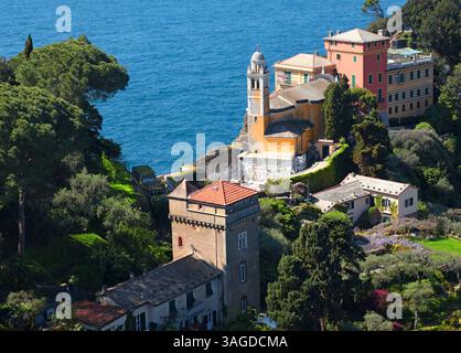 Portofino, Italien - 07. April 2025. Kirche in der Bucht von Ligurien. Meer und Tourismus in Italien. Traditionelle Gebäude. Hintergrund für die Konstruktion. Stockfoto