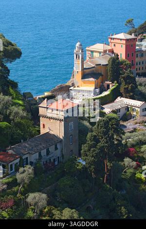 Portofino, Italien - 07. April 2025. Kirche in der Bucht von Ligurien. Meer und Tourismus in Italien. Traditionelle Gebäude. Hintergrund für die Konstruktion. Stockfoto