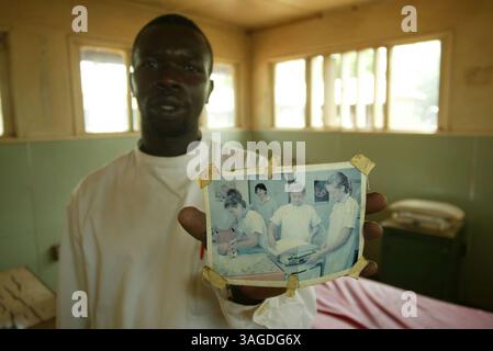 17. Januar 2009 - Zentralafrikanische Republik - ein MSF-Mitarbeiter mit einem alten Foto von Krankenschwestern bei der Arbeit auf einer Entbindungsstation. 2005 brachen Kämpfe zwischen Regierungstruppen und verschiedenen Rebellengruppen im Nordwesten der Zentralafrikanischen Republik aus (Credit Image: Ton Koene/ZUMAPRESS.com) Stockfoto