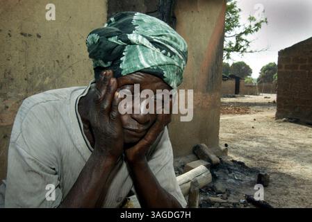 17. Januar 2009 - Zentralafrikanische Republik - Nahaufnahme einer älteren Frau vor einem verbrannten Haus im AUTO. 2005 brachen Kämpfe zwischen Regierungstruppen und verschiedenen Rebellengruppen im Nordwesten der Zentralafrikanischen Republik aus (Credit Image: Ton Koene/ZUMAPRESS.com) Stockfoto