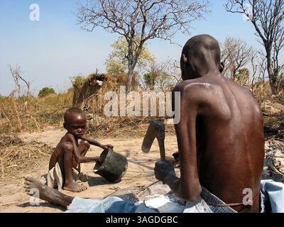17. Januar 2009 - Angola - Ein Mann und Junge, der in Angola an Unterernährung leidet. In Angola wurden nach der Unterernährung während und nach dem Bürgerkrieg Nahrungszentren und andere humanitäre Hilfe organisiert (Credit Image: Ton Koene/ZUMAPRESS.com). Stockfoto