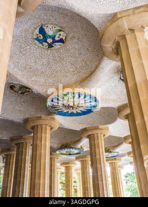 Das hypostyle-Zimmer oder Sala Hipòstila im Parc Güell, Barcelona. Ursprünglich als Markthalle konzipiert, tragen die 86 Säulen die darüberliegende Terrasse. Stockfoto