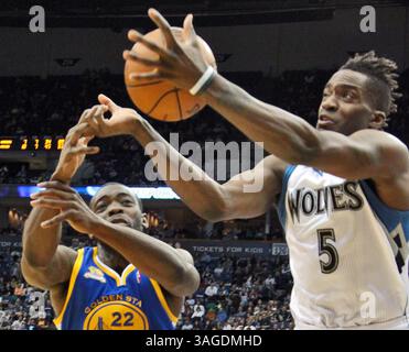 4. April 2012: Minneapolis, MN, USA – Charles Jenkins, Linke und Martell Webster aus Minnesota Timberwolves, jagten während ihres NBA-Spiels einen losen Ball. Die Golden State Warriors besiegten die Minnesota Timberwolves (97–94) am Mittwoch in Minneapolis, Minnesota. April 2012. (Bild: © Marlin Levison/Minneapolis Star Tribune/MCT/ZUMAPRESS.com) Stockfoto