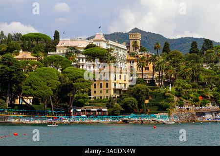 Flacher Blick auf die Küste des Continental Hotels in üppiger grüner Umgebung, Santa Margherita, Ligurien, Italien Stockfoto