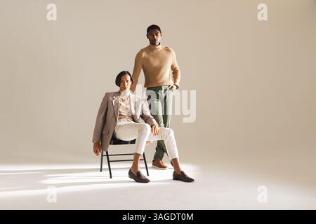 Stilvolle Männer in modernen Outfits, die sich in einem hellen Modestudio selbstbewusst ausgeben. Stil, Kleidung, Herrenbekleidung, trendig Stockfoto