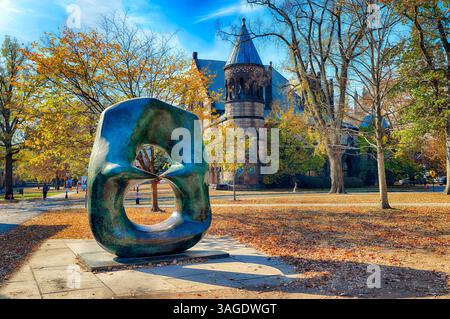 Ansicht der abstrakten Skulptur Oval Withy Points in Princeton Unversity, Mercer County, New Jersey Stockfoto