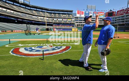5. April 2012: Arlington, TX, USA – Texas Rangers-Fänger Mike Napoli (25) und Texas Rangers-Fänger Yorvit Torrealba (8) werden während des Trainings im Rangers Ballpark in Arlington, Texas, am Donnerstag, 5. April 2012 gesehen. (Bild: © Max Faulkner/Fort Worth Star-Telegram/MCT/ZUMAPRESS.com) Stockfoto
