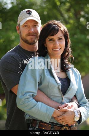 6. April 2012 - Fort Worth, TX, USA - Chris Kyle, ehemaliger Navy SEAL und Bestseller-Autor des Buches American SNIPER: The Autobiography of the Most Lethal SNIPER in U.S. Military History, wird mit seiner Frau Taya am 6. April 2012 gesehen. Kyle war einer von zwei Menschen, die am Samstag, den 2. Februar 2013, auf dem Schießstand der Rough Creek Lodge in der Nähe von Glen Rose, Texas, getötet wurden. (Bild: © Paul Moseley/MCT/ZUMAPRESS.com) Stockfoto
