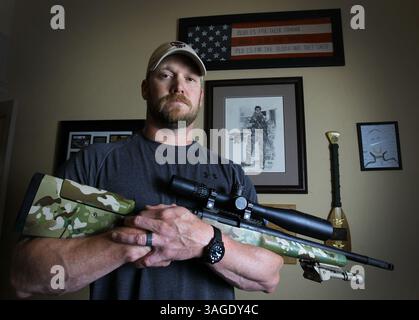 6. April 2012 - Fort Worth, TX, USA - Chris Kyle, ein pensionierter Navy SEAL und Bestseller-Autor des Buches „American Sniper: The Autobiography of the Most Lethal SNIPER in U.S. Military History“, hält ein .308 Scharfschützengewehr in diesem Dateifoto vom 6. April 2012. Kyle war eine von zwei Menschen, die am Samstag, den 2. Februar 2013, auf dem Schießstand der Rough Creek Lodge in der Nähe von Glen Rose, Texas, getötet wurden. (Bild: © Paul Moseley/MCT/ZUMAPRESS.com) Stockfoto
