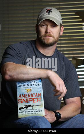 6. April 2012 - Fort Worth, TX, USA - Chris Kyle, ein pensionierter Navy SEAL und Bestseller-Autor des Buches „American Sniper: The Autobiography of the Most Lethal SNIPER in U.S. Military History“, posiert für ein Foto in diesem Foto vom 6. April 2012. Kyle war eine von zwei Menschen, die am Samstag, den 2. Februar 2013, auf dem Schießstand der Rough Creek Lodge in der Nähe von Glen Rose, Texas, getötet wurden. (Bild: © Paul Moseley/MCT/ZUMAPRESS.com) Stockfoto