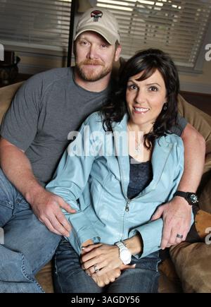 6. April 2012 - Fort Worth, TX, USA - Chris Kyle, ehemaliger Navy SEAL und Bestseller-Autor des Buches American SNIPER: The Autobiography of the Most Lethal SNIPER in U.S. Military History, wird mit seiner Frau Taya am 6. April 2012 gesehen. Kyle war einer von zwei Menschen, die am Samstag, den 2. Februar 2013, auf dem Schießstand der Rough Creek Lodge in der Nähe von Glen Rose, Texas, getötet wurden. (Bild: © Paul Moseley/MCT/ZUMAPRESS.com) Stockfoto