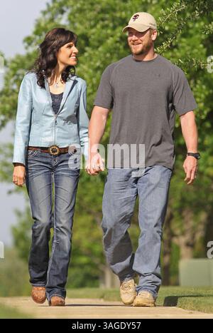 6. April 2012 - Fort Worth, TX, USA - Chris Kyle, ehemaliger Navy SEAL und Bestseller-Autor des Buches American SNIPER: The Autobiography of the Most Lethal SNIPER in U.S. Military History, wird mit seiner Frau Taya am 6. April 2012 gesehen. Kyle war einer von zwei Menschen, die am Samstag, den 2. Februar 2013, auf dem Schießstand der Rough Creek Lodge in der Nähe von Glen Rose, Texas, getötet wurden. (Bild: © Paul Moseley/MCT/ZUMAPRESS.com) Stockfoto