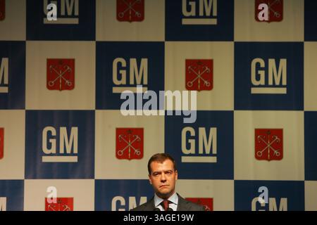 7. November 2008 - Shushary, Region Leningrad, Russland - der russische Präsident Dmitri Medwedew bezeichnete ein neues Werk von General Motors als Zeichen für die Stärkung der Wirtschaftsbeziehungen zu den Vereinigten Staaten. Das neue Werk, dessen Bau 300 Millionen US-Dollar am Rande von Russlands zweitgrößter Stadt St. Petersburg kostete, wird jährlich 70.000 Autos produzieren. Medwedew nutzte die Veranstaltung, an der der US-Botschafter John Beyrle teilnahm, um über mehr Geschäfte mit den Vereinigten Staaten zu sprechen. ABBILDUNG: Russischer Präsident Dmitri Medwedew spricht (Bild: PhotoXpress/ZUMAPRESS.com) Stockfoto