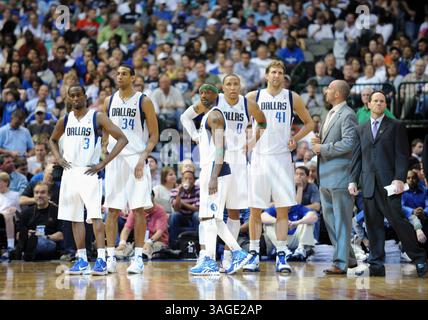 6. April 2012: Dallas Mavericks Guard Rodrigue Beaubois #3, Dallas Mavericks Power Forward Brandan Wright #34, Dallas Mavericks Shooting Guard Jason Terry #31, Dallas Mavericks Small Forward Shawn Marion #0, Dallas Mavericks Power Forward Dirk Nowitzki #41 und Dallas Mavericks Point Guard Jason Kidd #2 (in Straßenkleidung während eines NBA 99-Spiels zwischen den Portland Trail Blazers und den Dallas Mavericks bei der American Airlines Credit-97/Dallas Mavericks) © TX ZUMAPRESS.com gegen Dallas Media Center: Gegen Dallas Media, Dallas Media. Stockfoto
