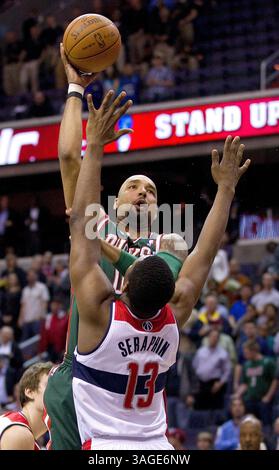 18. April 2012: Washington, DC, USA - Milwaukee Bucks Power Forward Drew Gooden (0) schießt in der ersten Hälfte ihres Spiels im Verizon Center in Washington, D.C. am Mittwoch, 18. April 2012, über Washington Wizards Forward Kevin Seraphin (13). (Bild: © Harry E. Walker/MCT/MCT/ZUMAPRESS.com) Stockfoto