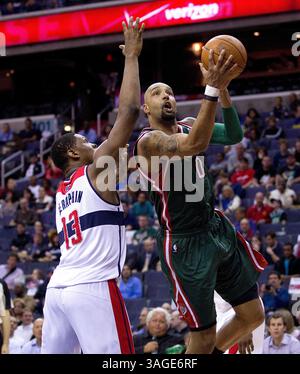 18. April 2012: Washington, DC, USA - Milwaukee Bucks Power Forward Drew Gooden (0) schießt in der ersten Hälfte ihres Spiels im Verizon Center in Washington, D.C. am Mittwoch, 18. April 2012, über Washington Wizards Forward Kevin Seraphin (13). (Bild: © Harry E. Walker/MCT/MCT/ZUMAPRESS.com) Stockfoto