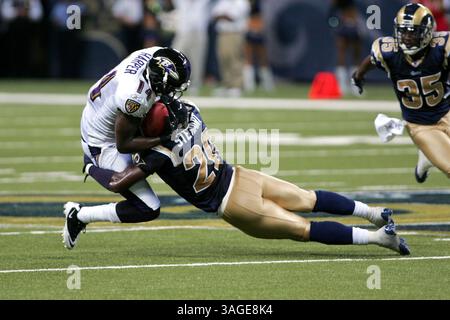 31. August 2010 - Saint Louis, Missouri, Vereinigte Staaten von Amerika - Baltimore Ravens Wide Receiver Justin Harper (14) ist Tackle von Saint Louis Rams Safety Darian Stewart (Bild: Jimmy Simmons/SGM/ZUMAPRESS.com) Stockfoto