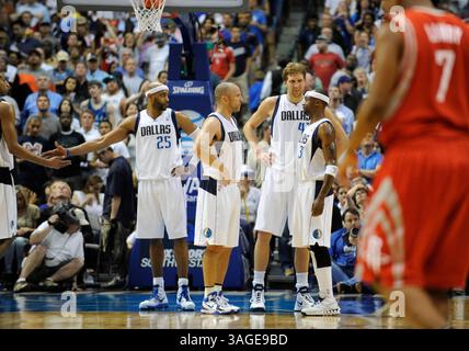 18. April 2012: Dallas Mavericks Stürmer Vince Carter #25, Dallas Mavericks Point Guard Jason Kidd #2, Dallas Mavericks Power Stürmer Dirk Nowitzki #41, Dallas Mavericks Shooting Guard Jason Terry #31 chatten während eines NBA-Spiels zwischen den Houston, Rockets und den Dallas Mavericks im American Airlines Center in Dallas, TX Dallas besiegte Houston 117-110 (Credit Image: © Albert Pena/Cal Sport Media/ZUMAPRESS.com) Stockfoto