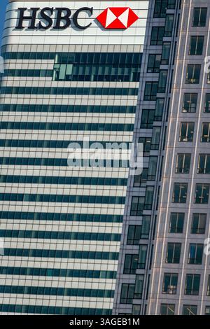 HSBC-Hauptsitz in Canary Wharf, London, mit moderner Glasfassade und Corporate Branding im Herzen des Finanzviertels Stockfoto