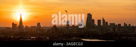 Panoramablick auf die Londoner Skyline bei Sonnenuntergang, einschließlich Silhouetten von The Shard, Gherkin, Walkie Talkie und anderen berühmten Wolkenkratzern, United Kingd Stockfoto
