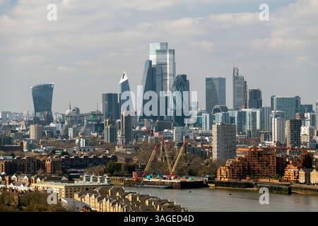 Panoramablick auf die Londoner Skyline und die Themse mit Gherkin, Walkie Talkie und anderen Wolkenkratzern in der City of London. Stockfoto