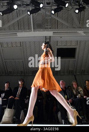 Oktober 2004; Culver City, CA, USA; Modelle auf dem Laufsteg für die Frühjahr/Sommer-Kollektion „bat's Daughter“ 2005 während der Mercedes Benz Fashion Week 2004 in Culver City, KALIFORNIEN am 29. Oktober 2004. (Bild: J.P. Yim/ZUMAPRESS.com) Stockfoto
