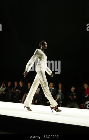 Oktober 2004; Culver City, CA, USA; Modelle auf dem Laufsteg für die Frühjahr/Sommer-Kollektion „Sheri Bodell“ 2005 während der Mercedes Benz Fashion Week 2004 in Culver City, KALIFORNIEN am 29. Oktober 2004. (Bild: J.P. Yim/ZUMAPRESS.com) Stockfoto