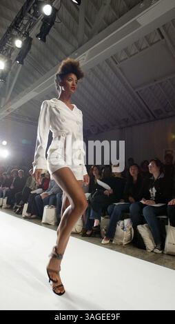 Oktober 2004; Culver City, CA, USA; Modelle auf dem Laufsteg für die Frühjahr/Sommer-Kollektion „bat's Daughter“ 2005 während der Mercedes Benz Fashion Week 2004 in Culver City, KALIFORNIEN am 29. Oktober 2004. (Bild: J.P. Yim/ZUMAPRESS.com) Stockfoto