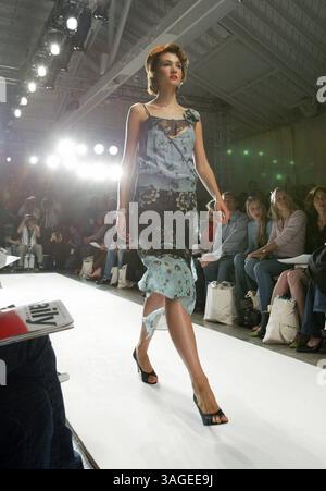 Oktober 2004; Culver City, CA, USA; Modelle auf dem Laufsteg für die Frühjahr/Sommer-Kollektion „bat's Daughter“ 2005 während der Mercedes Benz Fashion Week 2004 in Culver City, KALIFORNIEN am 29. Oktober 2004. (Bild: J.P. Yim/ZUMAPRESS.com) Stockfoto