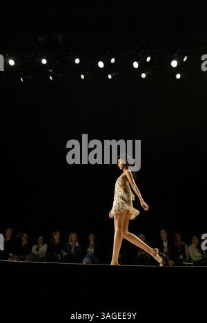 Oktober 2004; Culver City, CA, USA; Modelle auf dem Laufsteg für die Frühjahr/Sommer-Kollektion „Sheri Bodell“ 2005 während der Mercedes Benz Fashion Week 2004 in Culver City, KALIFORNIEN am 29. Oktober 2004. (Bild: J.P. Yim/ZUMAPRESS.com) Stockfoto