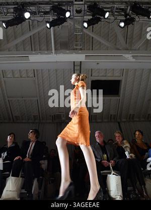 Oktober 2004; Culver City, CA, USA; Modelle auf dem Laufsteg für die Frühjahr/Sommer-Kollektion „bat's Daughter“ 2005 während der Mercedes Benz Fashion Week 2004 in Culver City, KALIFORNIEN am 29. Oktober 2004. (Bild: J.P. Yim/ZUMAPRESS.com) Stockfoto