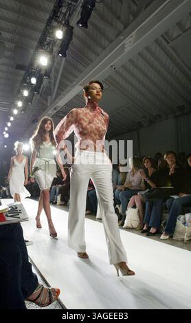 Oktober 2004; Culver City, CA, USA; Modelle auf dem Laufsteg für die Frühjahr/Sommer-Kollektion „bat's Daughter“ 2005 während der Mercedes Benz Fashion Week 2004 in Culver City, KALIFORNIEN am 29. Oktober 2004. (Bild: J.P. Yim/ZUMAPRESS.com) Stockfoto