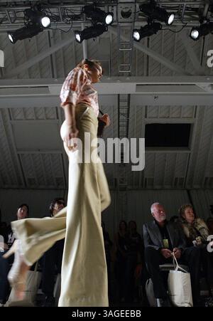 Oktober 2004; Culver City, CA, USA; Modelle auf dem Laufsteg für die Frühjahr/Sommer-Kollektion „bat's Daughter“ 2005 während der Mercedes Benz Fashion Week 2004 in Culver City, KALIFORNIEN am 29. Oktober 2004. (Bild: J.P. Yim/ZUMAPRESS.com) Stockfoto