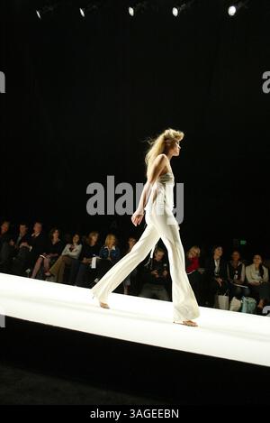 Oktober 2004; Culver City, CA, USA; Modelle auf dem Laufsteg für die Frühjahr/Sommer-Kollektion „Sheri Bodell“ 2005 während der Mercedes Benz Fashion Week 2004 in Culver City, KALIFORNIEN am 29. Oktober 2004. (Bild: J.P. Yim/ZUMAPRESS.com) Stockfoto
