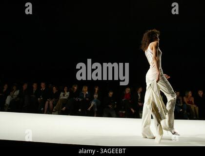 Oktober 2004; Culver City, CA, USA; Modelle auf dem Laufsteg für die Frühjahr/Sommer-Kollektion „Sheri Bodell“ 2005 während der Mercedes Benz Fashion Week 2004 in Culver City, KALIFORNIEN am 29. Oktober 2004. (Bild: J.P. Yim/ZUMAPRESS.com) Stockfoto