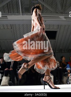 Oktober 2004; Culver City, CA, USA; Modelle auf dem Laufsteg für die Frühjahr/Sommer-Kollektion „bat's Daughter“ 2005 während der Mercedes Benz Fashion Week 2004 in Culver City, KALIFORNIEN am 29. Oktober 2004. (Bild: J.P. Yim/ZUMAPRESS.com) Stockfoto