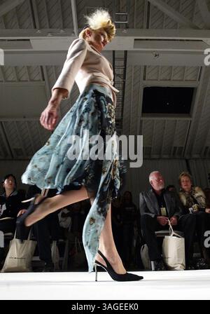 Oktober 2004; Culver City, CA, USA; Modelle auf dem Laufsteg für die Frühjahr/Sommer-Kollektion „bat's Daughter“ 2005 während der Mercedes Benz Fashion Week 2004 in Culver City, KALIFORNIEN am 29. Oktober 2004. (Bild: J.P. Yim/ZUMAPRESS.com) Stockfoto