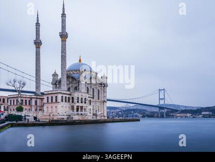 Ortakoy Moschee in Istanbul, Turkiye an einem bewölkten Tag. Stockfoto