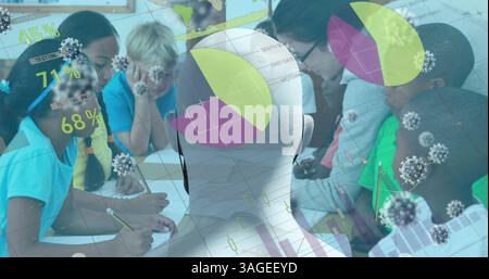 Schüler, die an einem Projekt im Klassenzimmer arbeiten, umgeben von digitalen Datenüberlagerungen Stockfoto