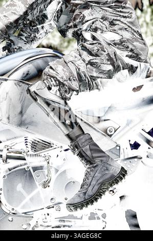 5. Mai 2011 – Jesup, GA, USA – Stabsleiter Kevin Barton von der Georgia Air National Guard fährt sein Buell Firebolt XB 12R Motorrad in Jessup, Georgia, 5. Mai 2011 mit Hilfe einer Prothese am linken Bein. Barton verlor sein Bein am 2. November 2007, als sein Harley mit einem Lincoln Continental Town Car kollidierte. Jetzt 24 ist der Airman dem 165. Savannah Combat Readiness Training Center zugeordnet und arbeitet am Townsend Bombing Range in Townsend, Georgia. Dieses Foto gewann den ersten Platz, illustrierend beim Wettbewerb Militärfotograf des Jahres 2011. (Bild: © Tsgt Samuel Bendet/MCT/MC Stockfoto