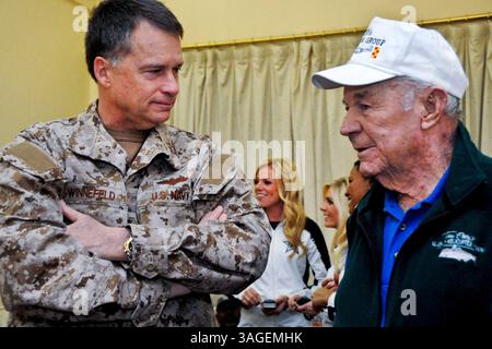 18. April 2012: Camp Leatherneck, Afghanistan - Marine-ADM JAMES A. WINNEFELD, JR., stellvertretender Vorsitzender der Joint Chiefs of Staff, spricht mit dem pensionierten General CHUCK YEAGER, während er auf die Abfahrt zum nächsten Teil des Frühlingstruppenbesuchs wartet. General Yeager, bekannt als der erste Pilot, der die Schallmauer durchbrach, seine Frau und ein paar andere Leute durchquerten dieselbe Basis in Südwestasien. Der Admiral führt ein Team von Prominenten in vier verschiedene Länder, um eine Vorstellung an Bord der U.S.S. Enterprise, Treffen mit entsandten Mitgliedern und Fotos zu machen. (Kreditbild: © Chuck Stockfoto