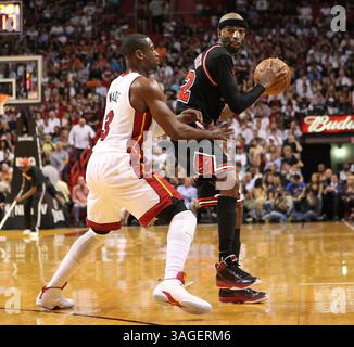 19. April 2012: Miami, FL, USA - Richard Hamilton der Chicago Bulls, rechts, trifft am Donnerstag, den 19. April 2012 in der AmericanAirlines Arena in Miami, Florida auf Dwyane Wade von der Miami Heat. (Bild: © David Santiago/El Nuevo Herald/MCT/ZUMAPRESS.com) Stockfoto