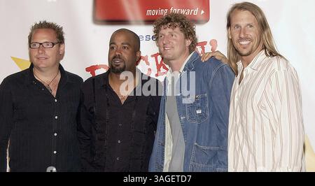 April 2005; Camp Pendleton, CA, USA; die Band HOOTIE AND THE BLOWFISH bei „Rockin“ The Corps“, einem amerikanischen Dankeskonzert für die U.S. Marines. (Bild: Vaughn Youtz/ZUMAPRESS.com) Stockfoto