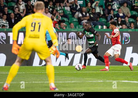Geovany Quenda von Sporting CP (L) in Aktion mit Francisco Chissumba vom SC Braga (R) in Aktion während des Liga Portugal Betclic Spiels zwischen Sporting Clube de Portugal und Sporting Clube de Braga im Estadio Jose Alvalade. Endpunktzahl; Sporting CP 1: 1 SC Braga. Stockfoto