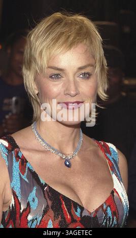 April 2005; Camp Pendleton, CA, USA; Schauspielerin SHARON STONE beim „Rockin“ The Corps“, einem amerikanischen Dankeskonzert für die U.S. Marines. (Bild: Vaughn Youtz/ZUMAPRESS.com) Stockfoto