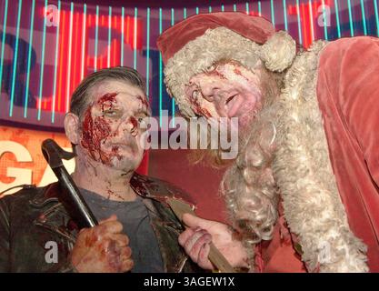 Juni 2005; Las Vegas, NV, USA; ZOMBIES durchstreifen den Boden des Palm Casino and Resort während der Weltpremiere von „Land of the Dead“ beim CineVegas Film Festival. (Bild: Vaughn Youtz/ZUMAPRESS.com) Stockfoto