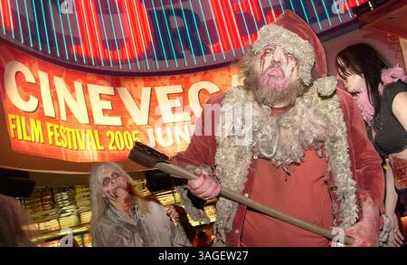 Juni 2005; Las Vegas, NV, USA; ZOMBIES durchstreifen den Boden des Palm Casino and Resort während der Weltpremiere von „Land of the Dead“ beim CineVegas Film Festival. (Bild: Vaughn Youtz/ZUMAPRESS.com) Stockfoto