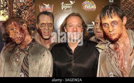 Juni 2005; Las Vegas, NV, USA; Make-up-Effekt-Künstler GREG NICOTERO umgeben von Zombies während der Weltpremiere von 'Land of the Dead' auf dem CineVegas Film Festival. (Bild: Vaughn Youtz/ZUMAPRESS.com) Stockfoto