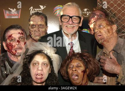 Juni 2005; Las Vegas, NV, USA; Regisseur GEORGE A. ROMERO, umgeben von Zombies, während der Weltpremiere von „Land of the Dead“ auf dem CineVegas Film Festival. (Bild: Vaughn Youtz/ZUMAPRESS.com) Stockfoto